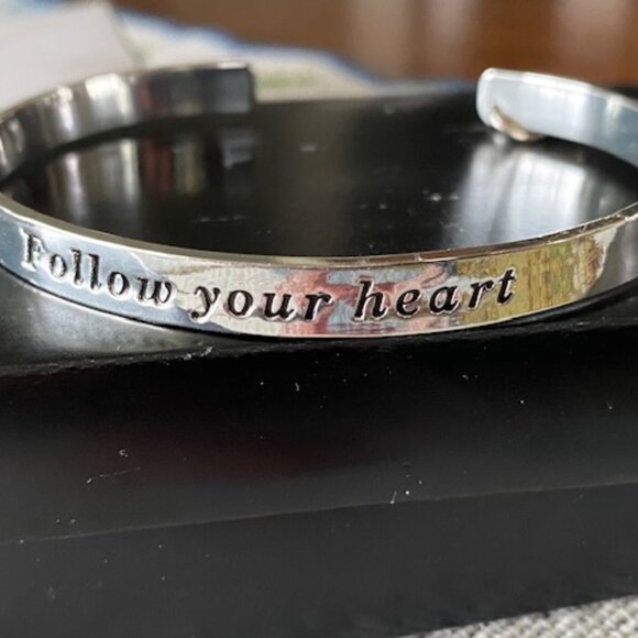 NIB * AVON My Truth FOLLOW YOUR HEART Silver BANGLE BRACELET - Picture 2 of 7